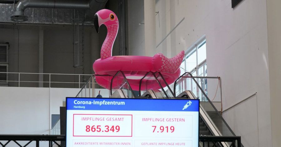 Das Maskottchen „Impfi“ liegt im Mitarbeiterbereich des Impfzentrums in den Messehallen.