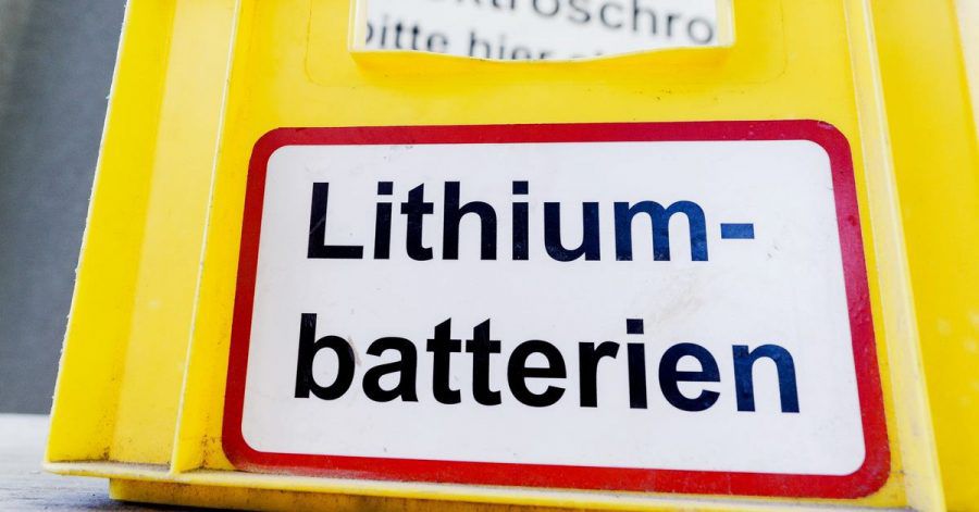 Lithium-Ionen-Akkus und andere Batterien für den Hausgebrauch müssen in Behältern im Einzelhandel oder auf Recyclinghöfen entsorgt werden.