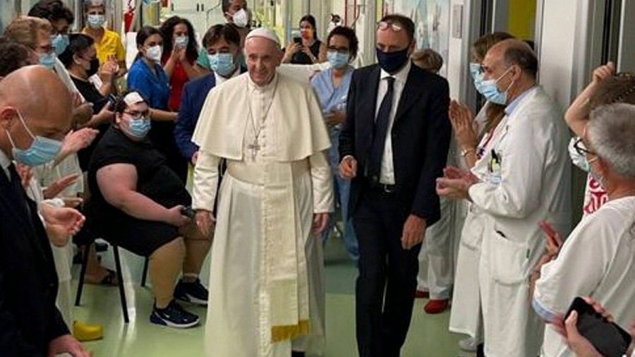 Vor seiner Entlassung besuchte Papst Franziskus noch die Kinderkrebsstation des Krankenhauses. (wue/spot)