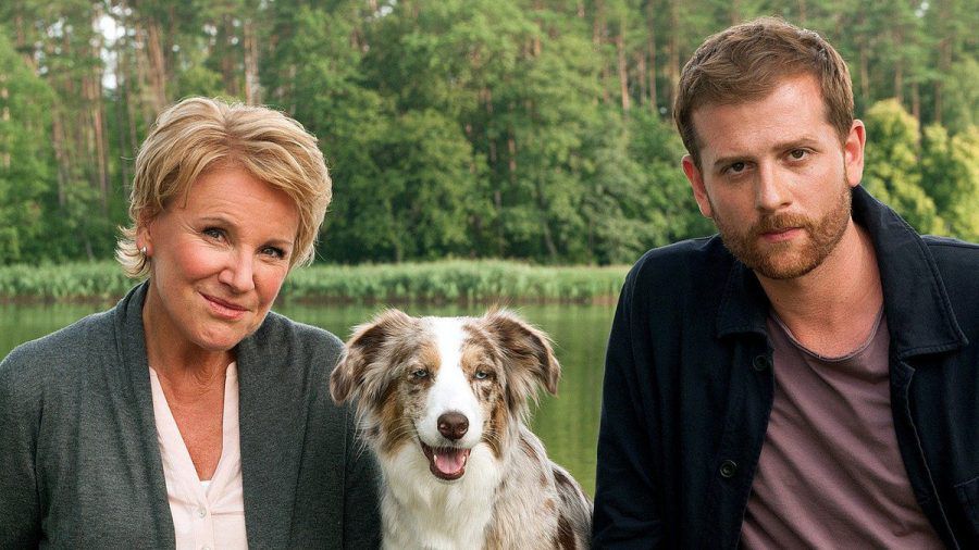 "Käthe und ich: Dornröschen": Der Psychologe Paul (Christoph Schechinger) und Therapiehündin Käthe arbeiten im Auftrag von Krankenhauspflegeleiterin Hildegard (Mariele Millowitsch) (cg/spot)