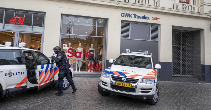 Polizei steht vor dem Studio von RTL Boulevard (oben r) am Leidseplein, das evakuiert wurde.