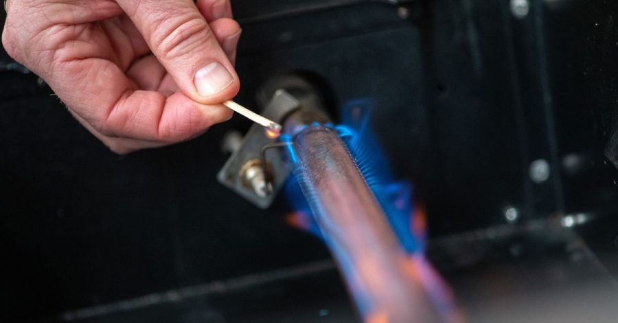 Die Flammenfarbe bei einem Gasgrill hängt meist von der Luftzufuhr ab. Schmutzige Brenner oder ein defekter Druckregler können sie verändern.
