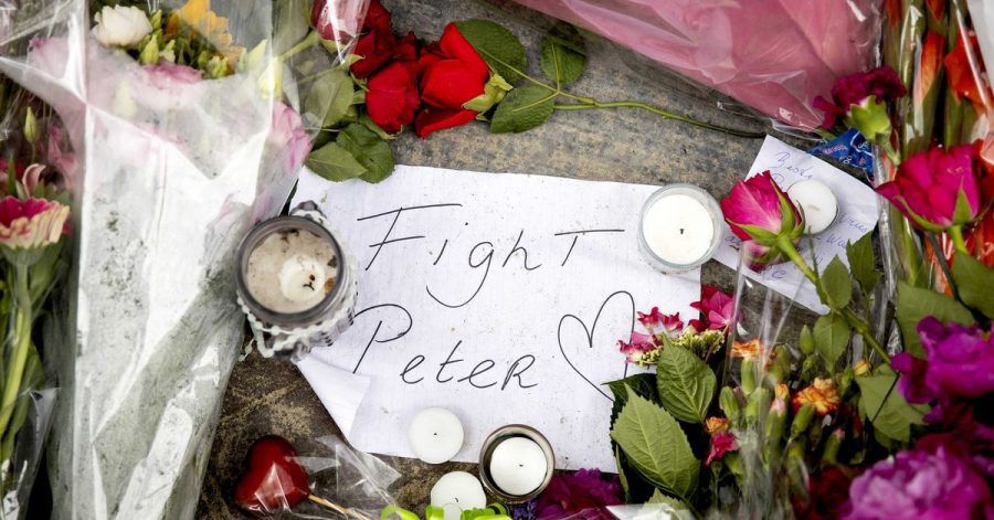 Blumen, Kerzen und eine Botschaft mit "Fight Peter" liegen am Tatort.