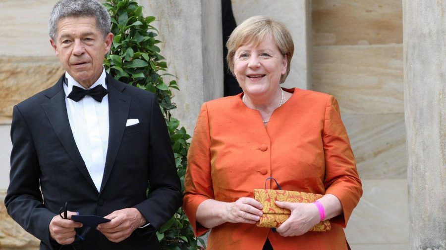 Angela Merkel mit ihrem Ehemann Joachim Sauer bei den Bayreuther Festspielen 2021. (dr/spot)
