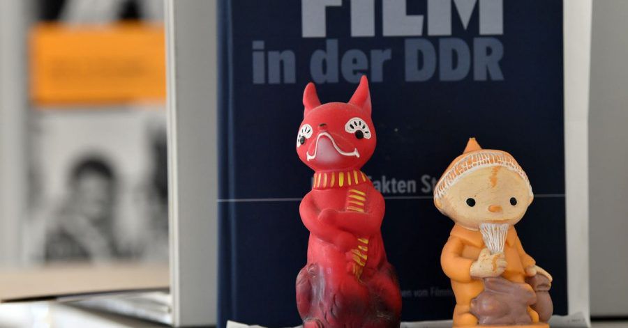 Die Figuren Herr Fuchs (l) und das Sandmännchen aus dem DDR-Kinderfensehen.