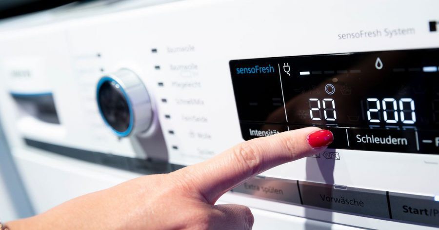 Energie einsparen: Beim Betrieb der Waschmaschine sollten Sie eine niedrige Temperatur sowie ein Eco-Programm wählen.