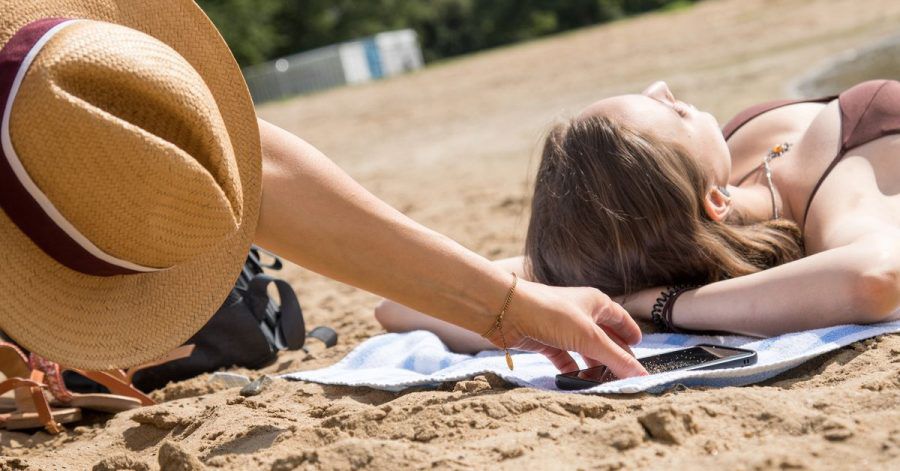 Wer sein Handy beim Freibadausflug nicht im Auge behält, geht bei einem Diebstahl leer aus. Wird das Gerät im Spind im Schwimmbadgebäude eingeschlossen, greift beim Einbruch meist die Hausratpolice.
