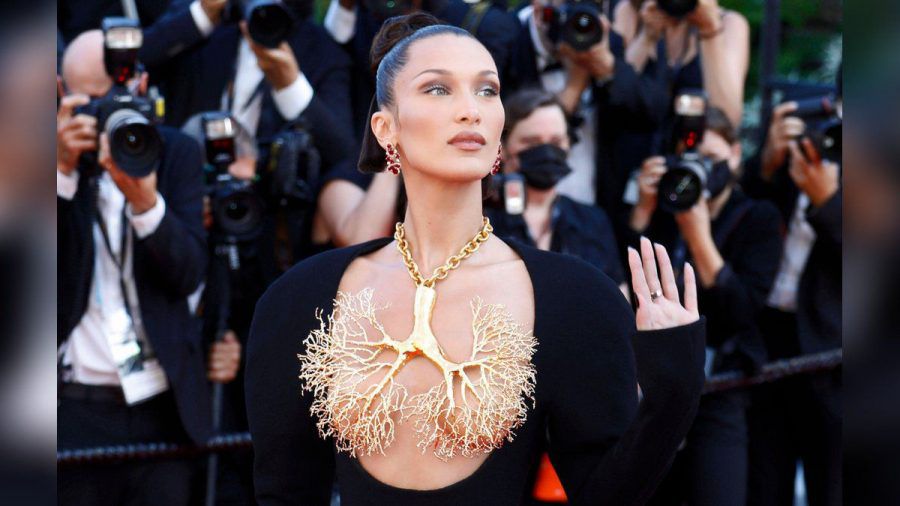 Bella Hadid ist einmal mehr der Hingucker auf dem roten Teppich. (nra/spot)