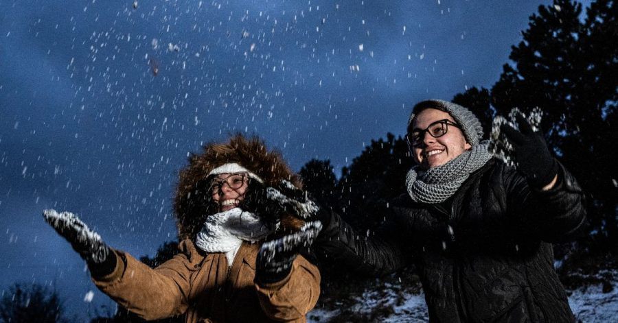 Zwei junge Frauen freuen sich in Sao Joaquim-Urupema im Bundesstaat Santa Catarina über Schnee.