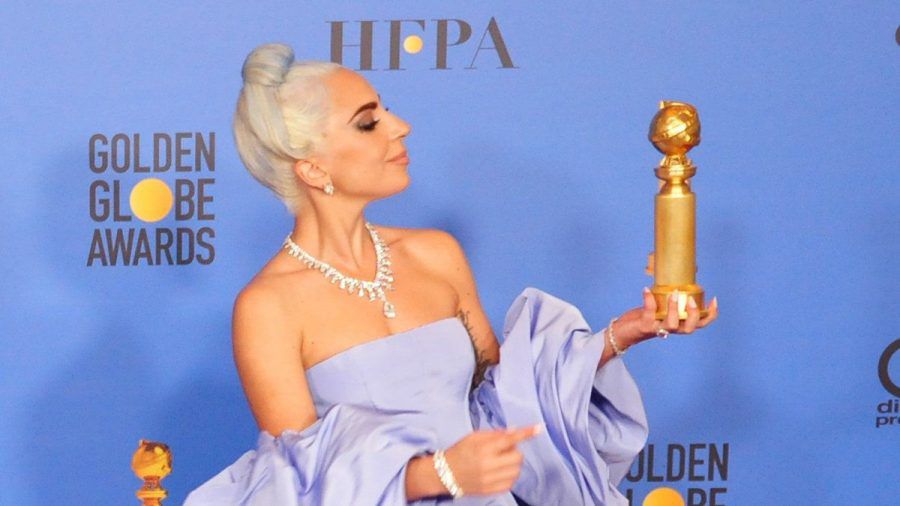 Lady Gaga mit ihrem Golden Globe im Jahre 2019. (nra/spot)