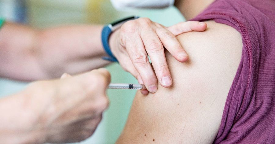 Ein Kinder- und Jugendarzt impft einen Jugendlichen mit dem Corona-Impfstoff Comirnaty von Biontech/Pfizer. Es mehren sich die Forderungen an die Ständige Impfkommission (Stiko), ihre Haltung zur Corona-Impfung von Jugendlichen zu überdenken