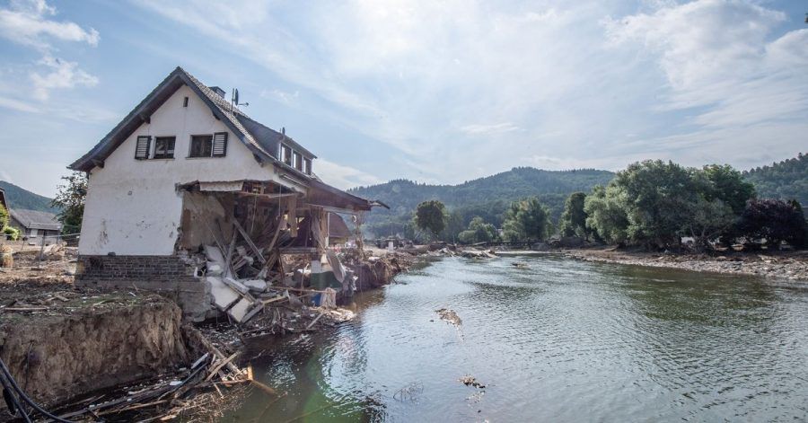 Ein nach der Hochwasserkatastrophe völlig zerstörtes Haus steht am Ufer der Ahr. Helfer versuchen die Straßen in den weitgehend zerstörten Orten wieder befahrbar zu machen.