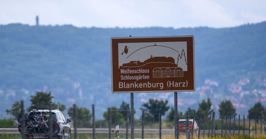Die braunen Hinweistafeln an den Autobahnen sollen für touristische Ziele werben. Im Harz etwa verlocken fliegende Hexen zu einem Abstecher.