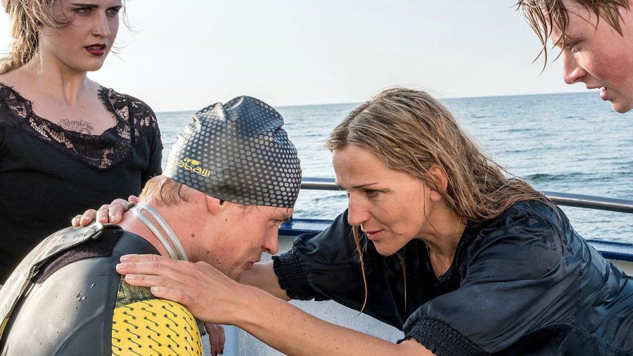 "Praxis mit Meerblick: Der einsame Schwimmer": Nora (Tanja Wedhorn) kümmert sich um den Triathleten Jonas Prill (Helgi Schmid). (cg/spot)