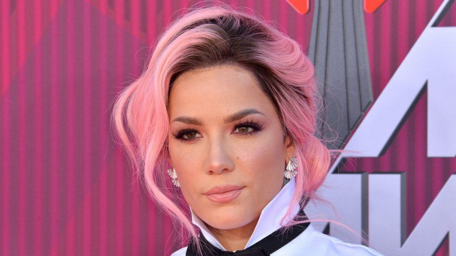 Sängerin Halsey freut sich über eine "einmalige" Geburt (rto/spot)