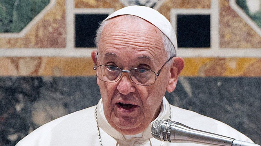 Papst Franziskus muss sich einer Darm-OP unterziehen. (jom/spot)