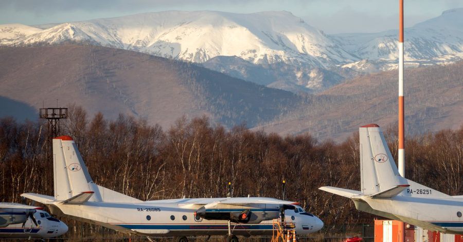 Passagierflugzeug vom Typ An-26 mit der gleichen Bordnummer wie das vermisste Flugzeug 2020 auf dem Flughafen Elizovo.