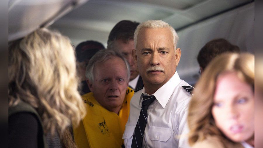"Sully": Kapitän Sullenberger (Tom Hanks, M.) hilft selbst, alle Passagiere aus einer notgewässerten Maschine zu evakuieren. (cg/spot)