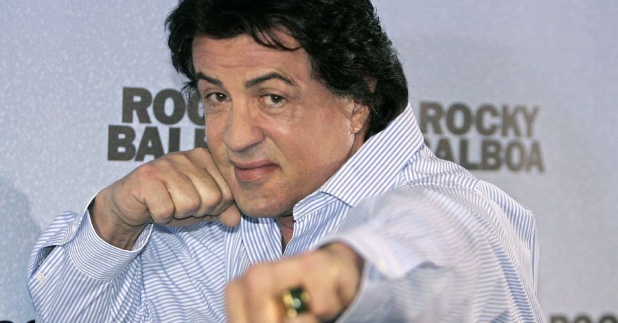 Sylvester Stallone 2007 in Boxer-Pose bei der Präsentation seines Films "Rocky Balboa".