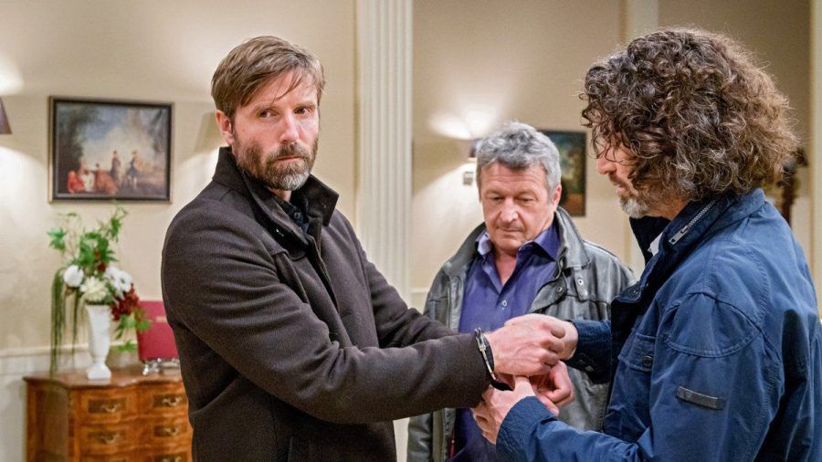 "Sturm der Liebe": Cornelius (l.) stellt sich Kommissar Meyser. (cg/spot)
