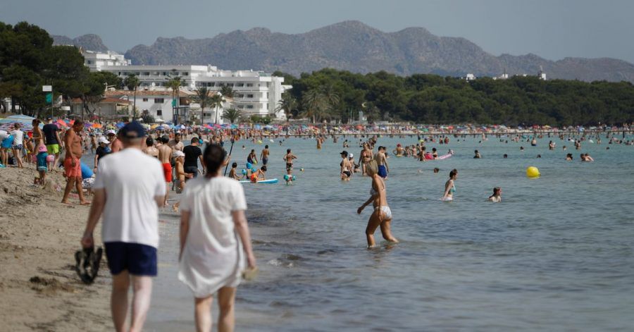 Der Strand Playa de Muro im Norden von Mallorca ist gut besucht.