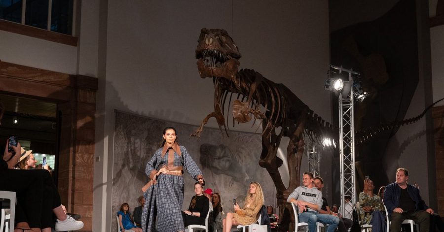 Coole Location: Show des Designers Samuel Gärtner im Senckenberg Museum vor dem Skelett eines Tyrannosaurus.