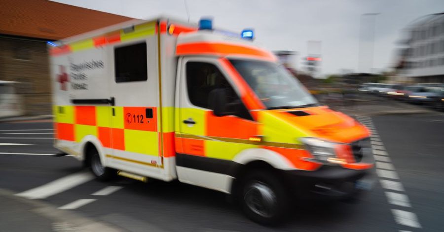 Aus guten Gründen sind Rettungswagen im Einsatz eilig unterwegs - doch auch dann gelten bestimmte Sorgfaltspflichten.