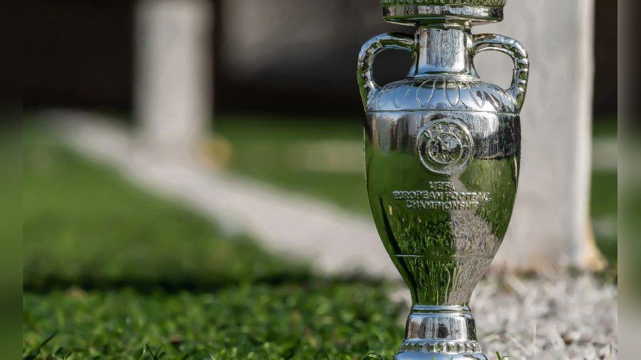 Die EM-Trophäe wird den Besitzer wechseln: Titelverteidiger Portugal musste im Achtelfinale gegen Belgien die Segel streichen. (elm/spot)
