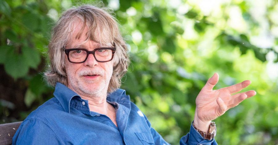 Helge Schneider, Musiker, spricht in seinem Garten mit einem Journalisten.