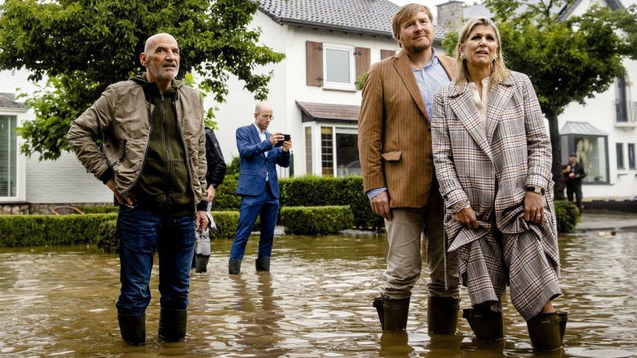 König Willem-Alexander und Königin Máxima zeigen sich bestürzt über die Lage in Valkenburg. (tae/spot)