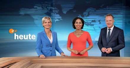 Barbara Hahlweg, Jana Pareigis und Christian Sievers im ZDF-Nachrichtenstudio.