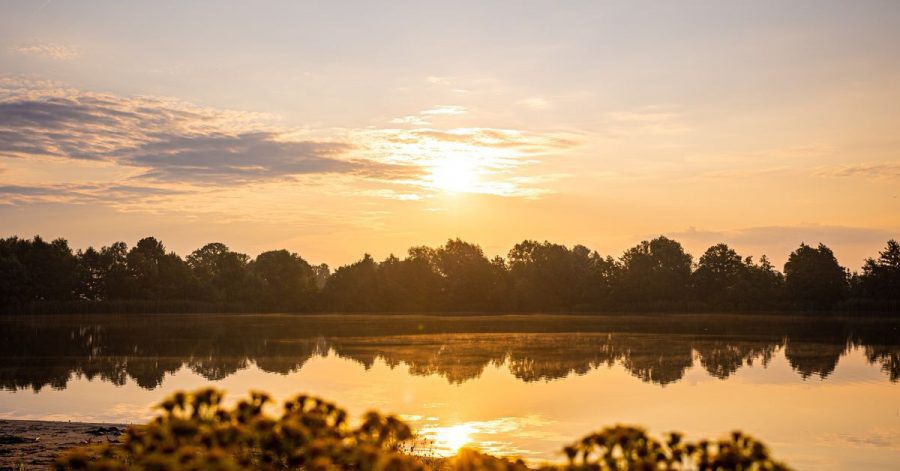 Die Sonne geht am Sonntagmorgen über dem Hufeisensee in der Region Hannover auf.