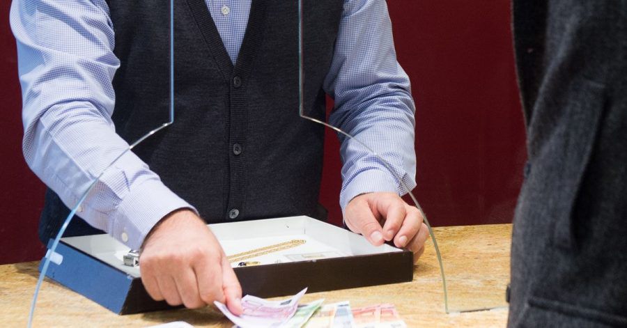 Geld gegen Pfand - ein solcher Kredit ist in der Regel unkompliziert. Wegen der Kosten lohnt er aber nur kurzfristig zur Überbrückung.