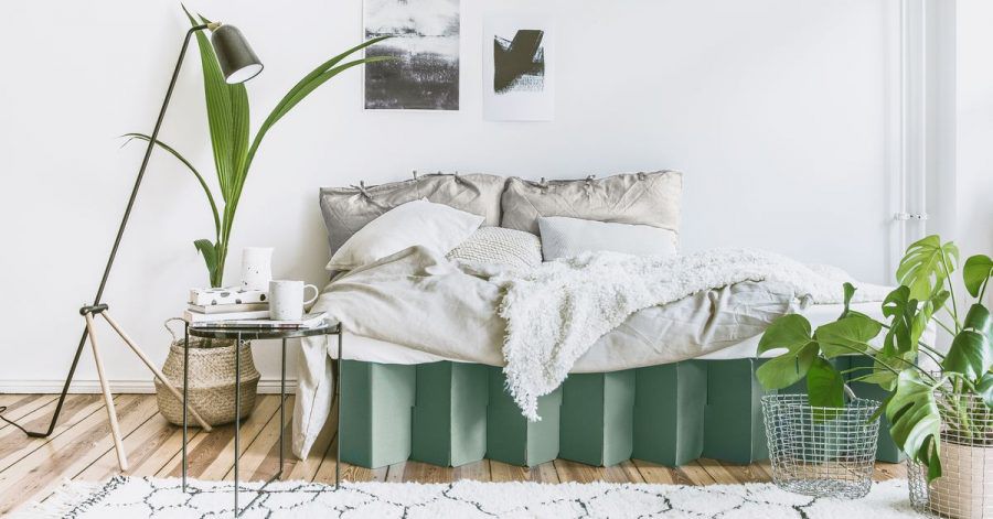 Sogar ein Bett aus Wellpappe ist möglich: Das Material ist stabiler als man denkt. Hier ein Beispiel von Room In A Box.