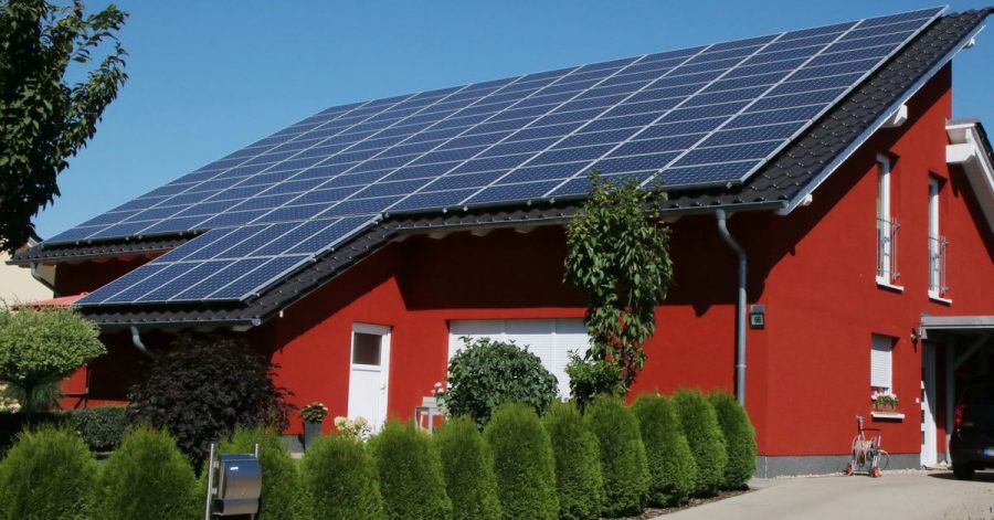 Wer eine kleine Photovoltaikanlage hat, kann bei seinem Finanzamt beantragen, dass ein Liebhabereibetrieb vorliegt. Für die Anlage nuss dann keine Einnahmen-Überschuss-Rechnung mehr abgegeben werden.