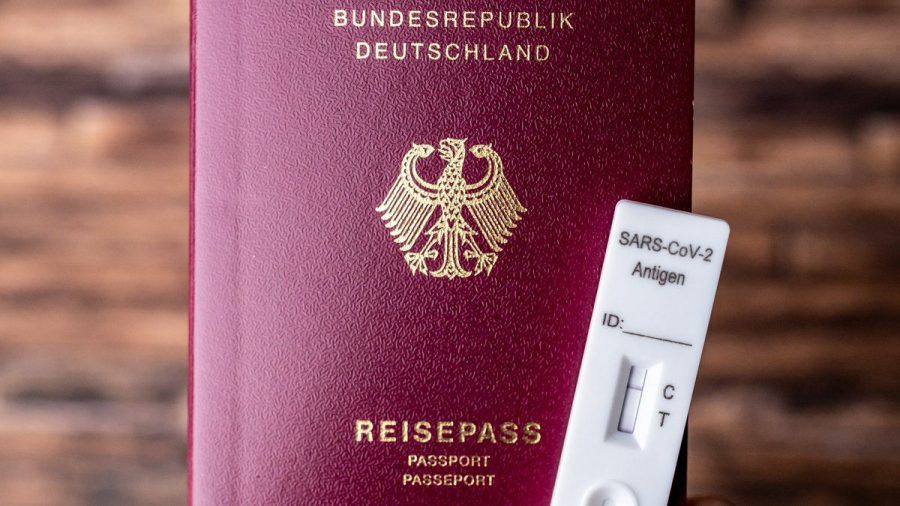 Künftig gilt für Reiserückkehrer eine generelle Nachweispflicht über einen negativen Corona-Test, eine Genesung oder vollständige Impfung. (wue/spot)