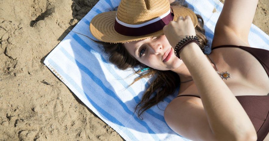 Milde Temperaturen und eine leichte Brise lassen uns gerade am Strand oft die Kraft der Sonne unterschätzen.