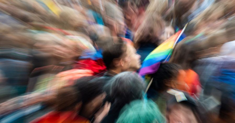 Ein Mann mit Regenbogenfahne in München.