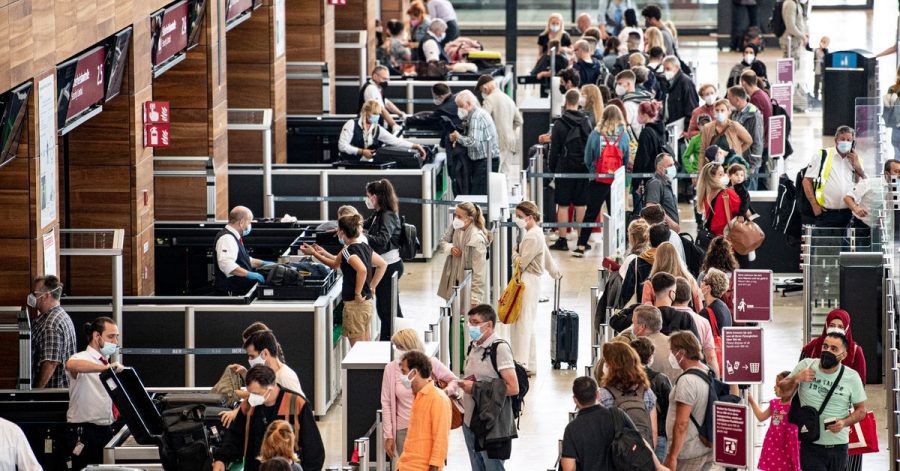Fluggäste der Lufthansa sollten sich auf lange Wartezeiten beim Check-In einstellen.