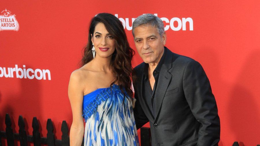 Die Babygerüchte um Amal und George Clooney sind falsch. (tae/spot)