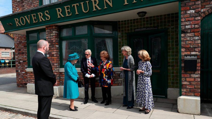 Queen Elizabeth II. traf bei ihrem Set-Besuch auch auf Darsteller der Soap "Coronation Street". (wag/spot)