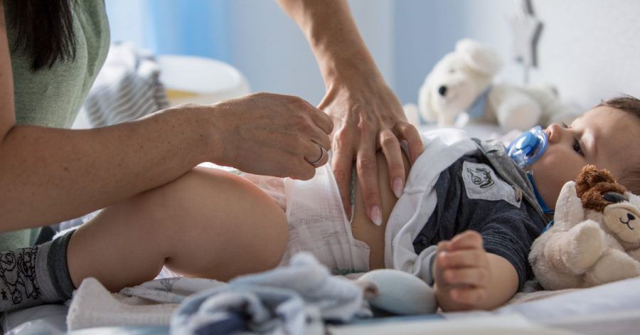 Jahrelang wickeln Eltern ihre Kinder - da ist ihnen ein dichter und gut handhabbarer Schutz wichtig. Und die Haut soll schön trocken bleiben in der Windel.