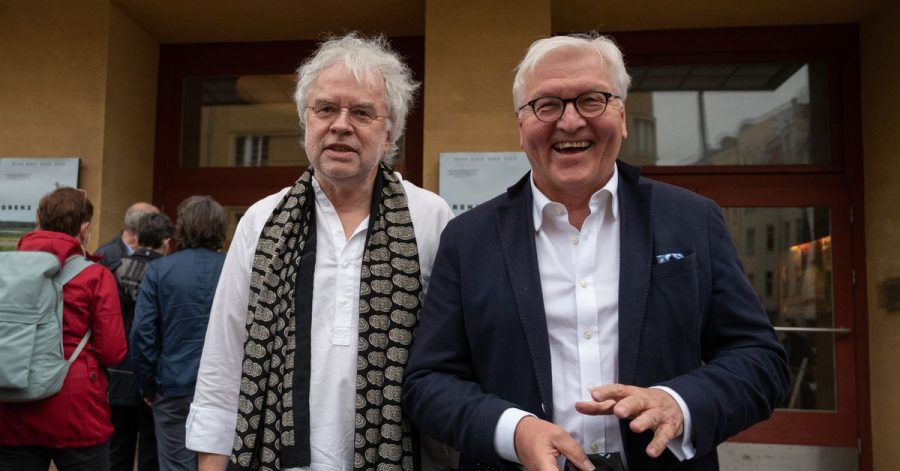 Frank-Walter Steinmeier (r), Bundespräsident, und Andreas Voigt, Regisseur des Dokumentarfilms «Grenzland», bei der Kinopremiere in Berlin.