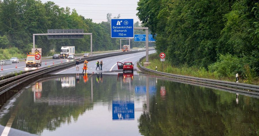 Unwetter haben am Donnerstag in mehreren Regionen Deutschlands Keller und Straßen unter Wasser gesetzt. Im Ruhrgebiet bei Herne wurde die Autobahn 42 überschwemmt.