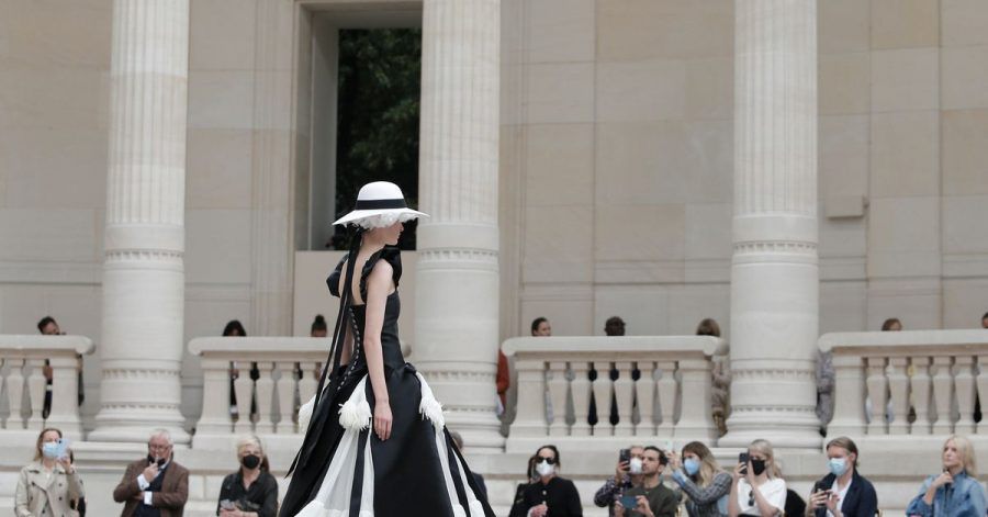 Haute-Couture-Modenschau für die Herbst/Winter 2021/2022 Kollektion aus dem Modehaus Chanel.