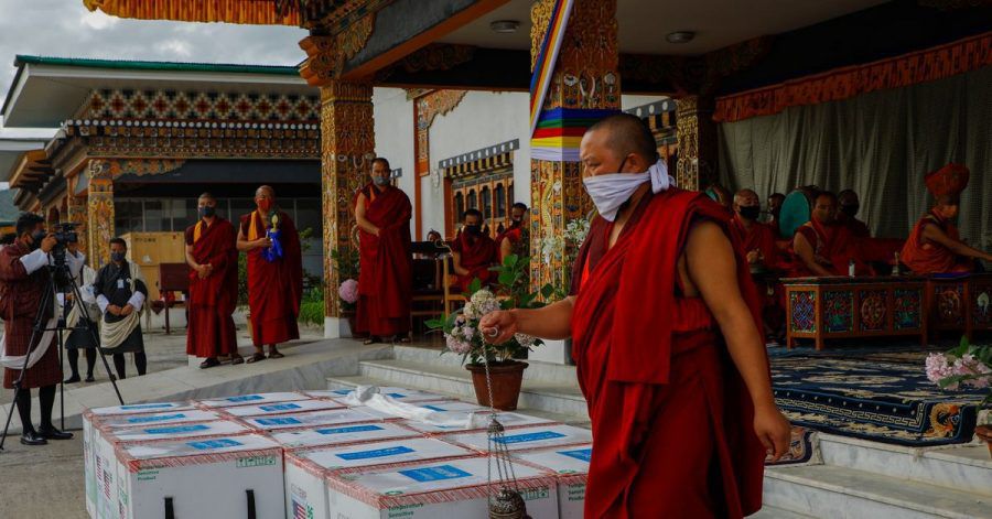 Mönche des Klosters von Paro führen ein Ritual durch, nachdem 500.000 Dosen des von den USA gespendeten Corona-Impfstoffs von Moderna am internationalen Flughafen von Paro ankamen.