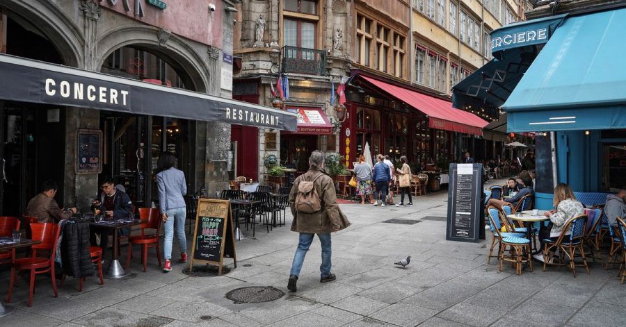 In Frankreich wird der Zugang zu Fernzügen, Reisebussen, Restaurants und Cafés ohne einen Test-, Impf- oder Genesungsnachweis künftig verwehrt.