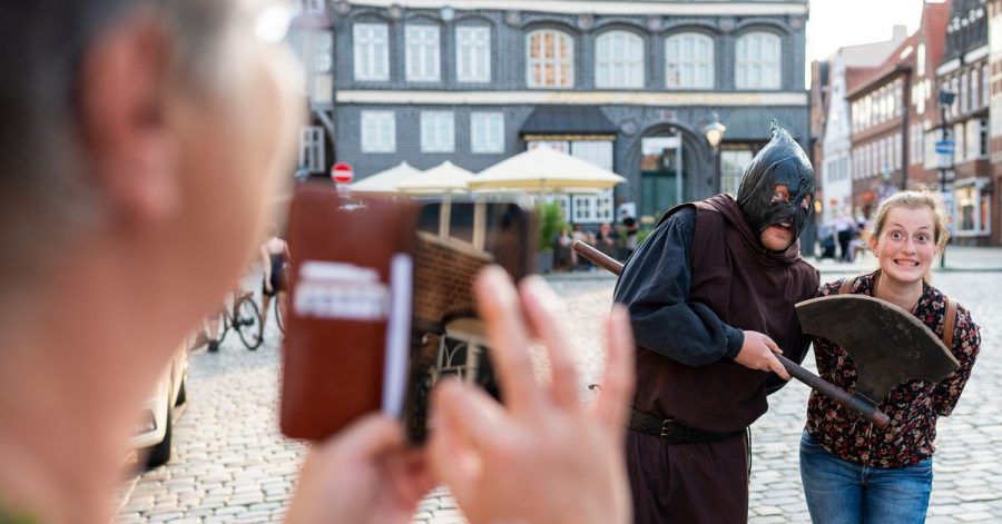 In seiner braunen Kutte führt der Scharfrichter Meister Hans durch die Altstadtgassen von Lüneburg.