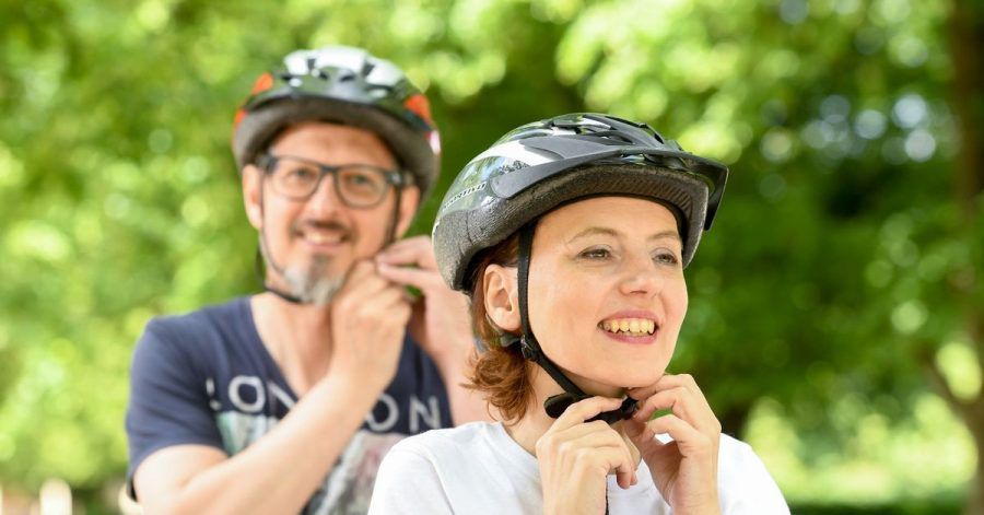 Radeln ohne Reue: Ein Fahrradhelm kann vor schweren Kopfverletzungen schützen, eine Pflicht zum Tragen gibt es allerdings noch nicht.