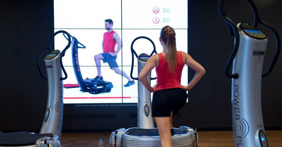 Das Training mit einer Vibrationsplatte lässt sich im Fitnessstudio ausprobieren. Wenn man einige Übungen korrekt erlernt hat, lohnt sich auch die Investition daheim.